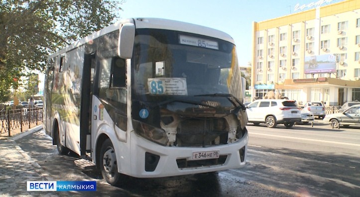 20 сентября в центре Элисты загорелся городской автобус.