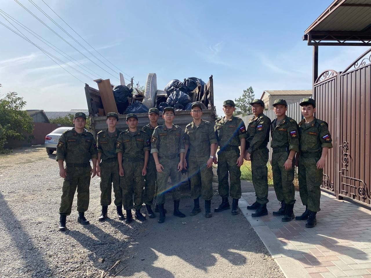 Студенты КалмГУ, курсанты военного учебного центра помогли элистинке, матери участника специальной военной операции, погибшего при исполнении воинского долга.