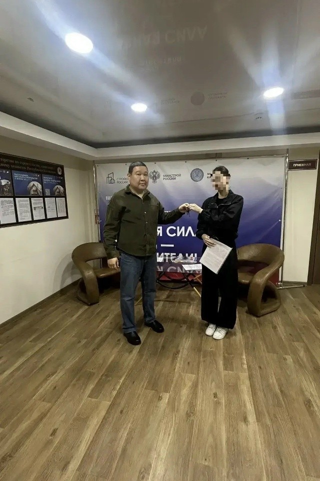 В Калмыкии ребёнку-сироте вручили ключи от квартиры