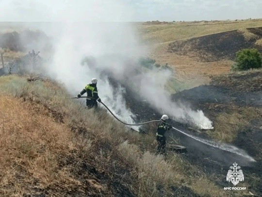 В Калмыкии потушили возгорание сухой растительности