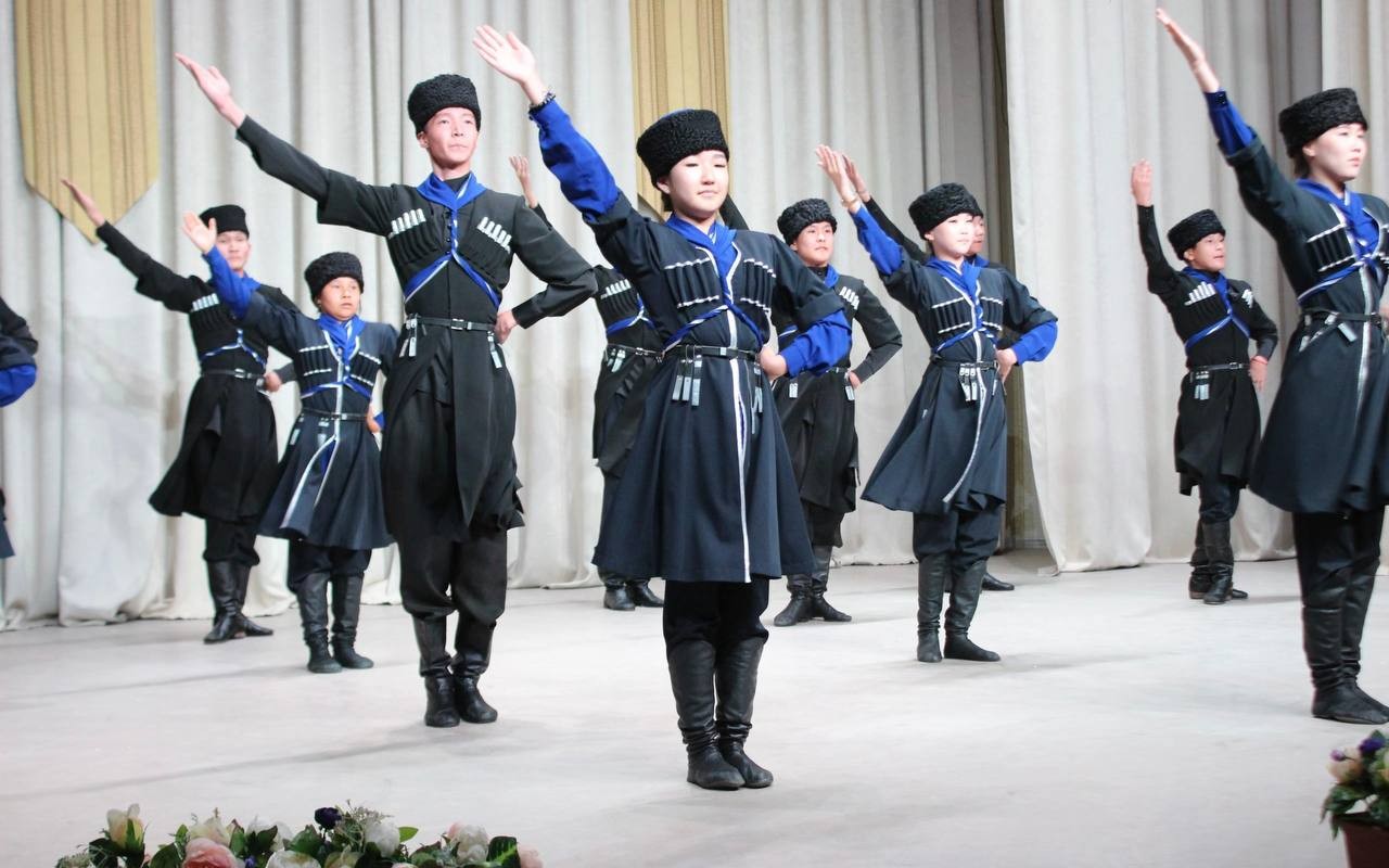 В День воссоединения ДНР, ЛНР, Запорожской и Херсонской областей в Элистинском дворце детского творчества состоялся праздничный концерт.