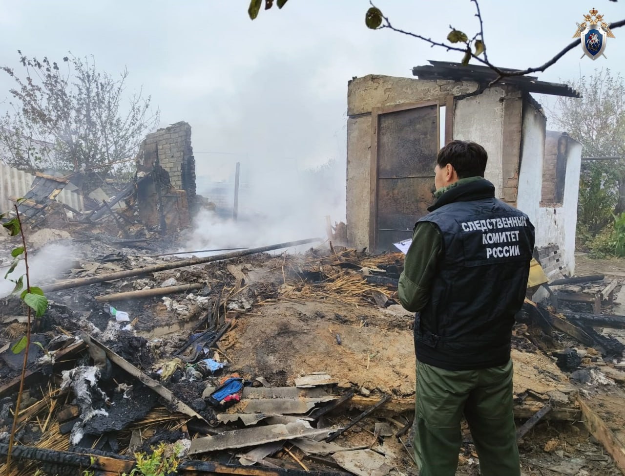 При пожаре в Малодербетовском районе погибли женщина и ребенок