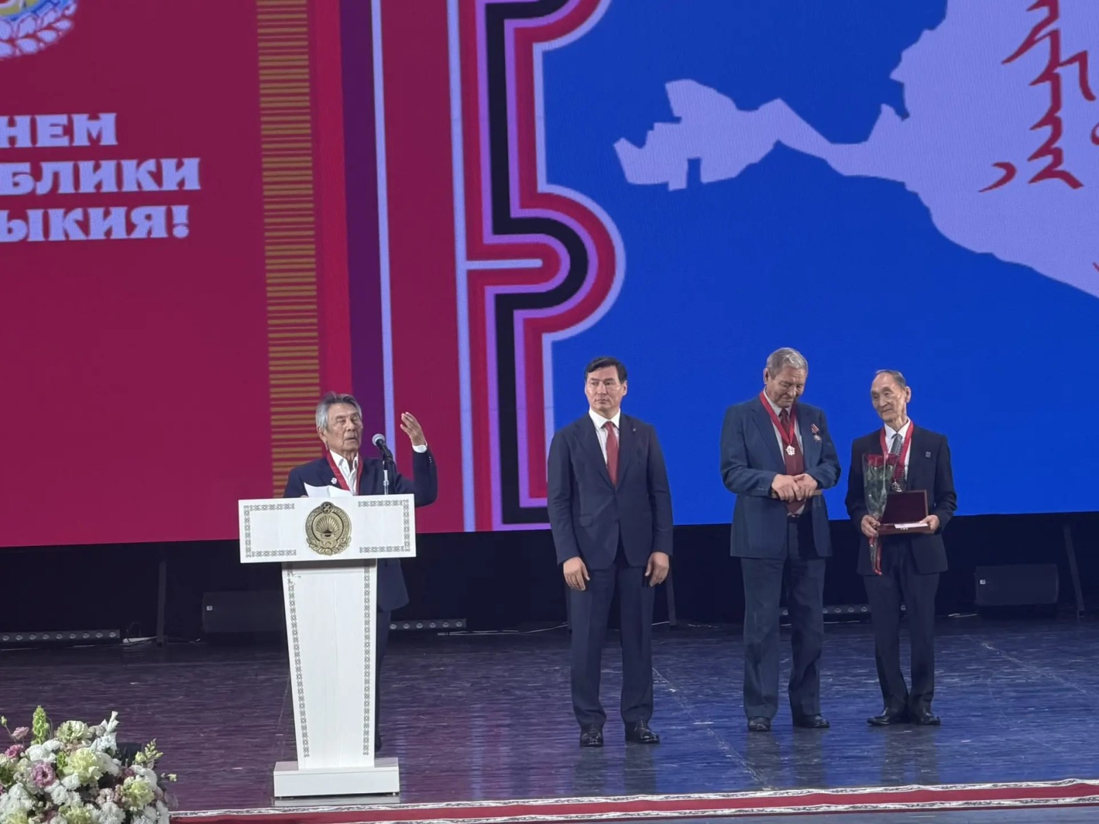 Сегодня на торжественном собрании вручили ордена имени Б. Б. Городовикова