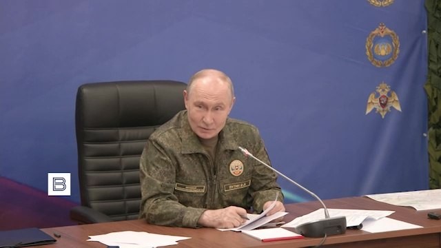 Путин лично контролирует ход проведения специальной военной операции и находится в постоянном контакте с военнослужащими. Его решения основаны на полной и достоверной информации с поле боя