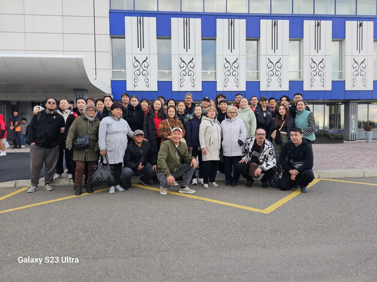 В рамках обменных гастролей, коллектив Национального драматического театра имени Б. Басангова прибыл в столицу Хакасии -Абакан.