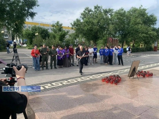 В эти минуты на Аллее Героев в Элисте проходит траурный митинг, посвящённый памяти Героя России, заместителя командира батальона, старшего лейтенанта Нарана Очир-Горяева.