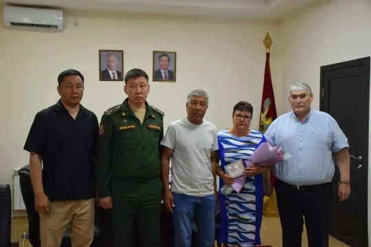 В Черноземельском районе семье погибшего участника СВО передали Орден Мужества