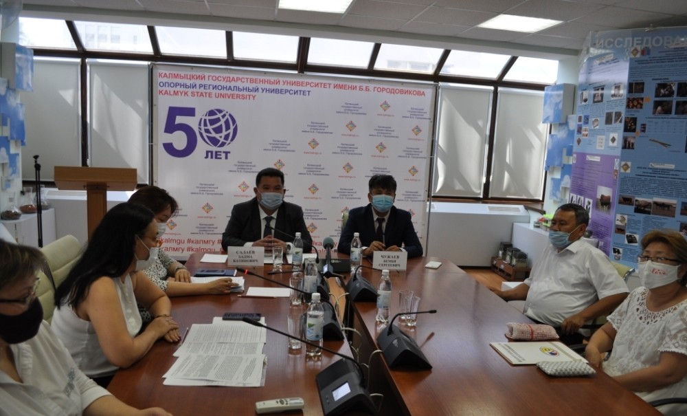 Председатель Избирательной комиссии Калмыкии Бембя Чужаев и ректор КалмГУ Бадма Салаев подписали Соглашение о сотрудничестве