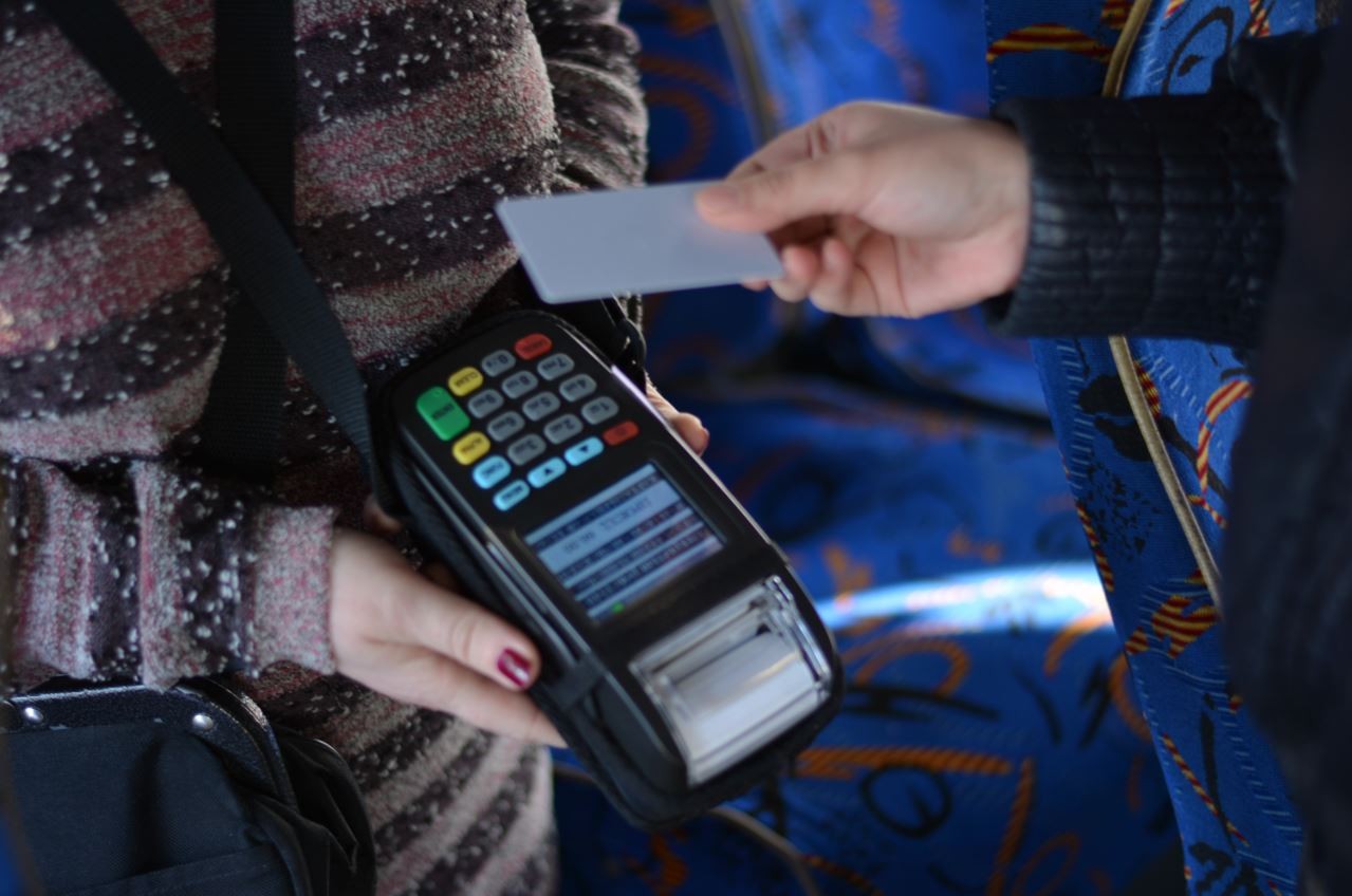 С сегодняшнего дня проезд в общественном транспорте Элисты можно оплатить с помощью транспортных карт
