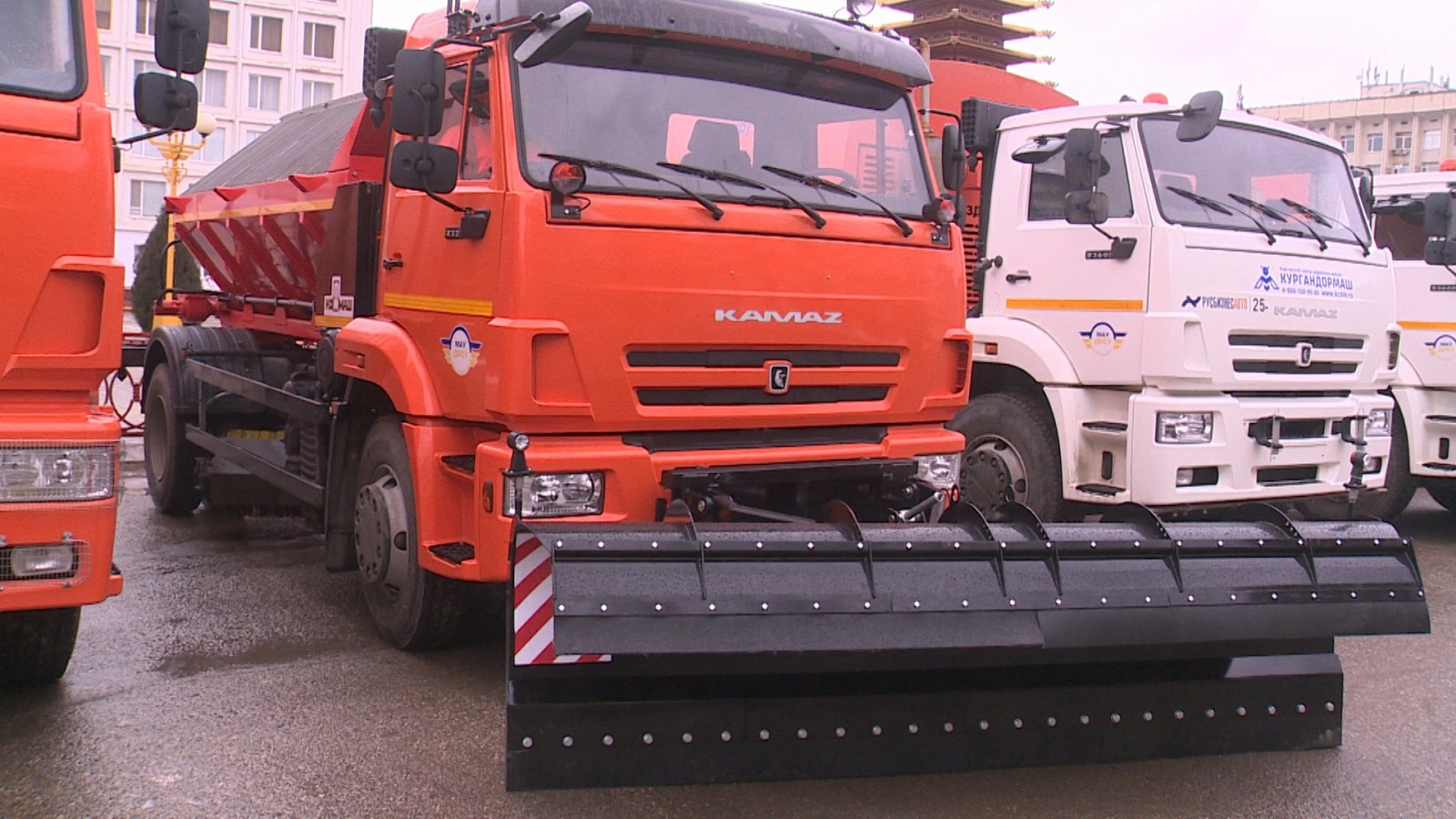 Впервые за 30 лет в Калмыкии обновлен автопарк спецтехники для коммунальных и дорожных служб