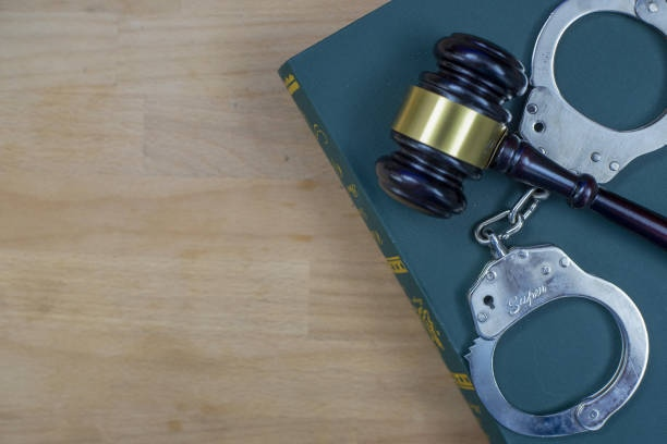 Лаганская прокуратура признала законным возбуждение уголовного дела о превышении должностных полномочий приставами