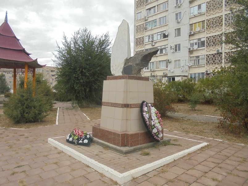 Сегодня в Элисте у памятника Погибшим чернобыльцам провели митинг по случаю скорбной даты