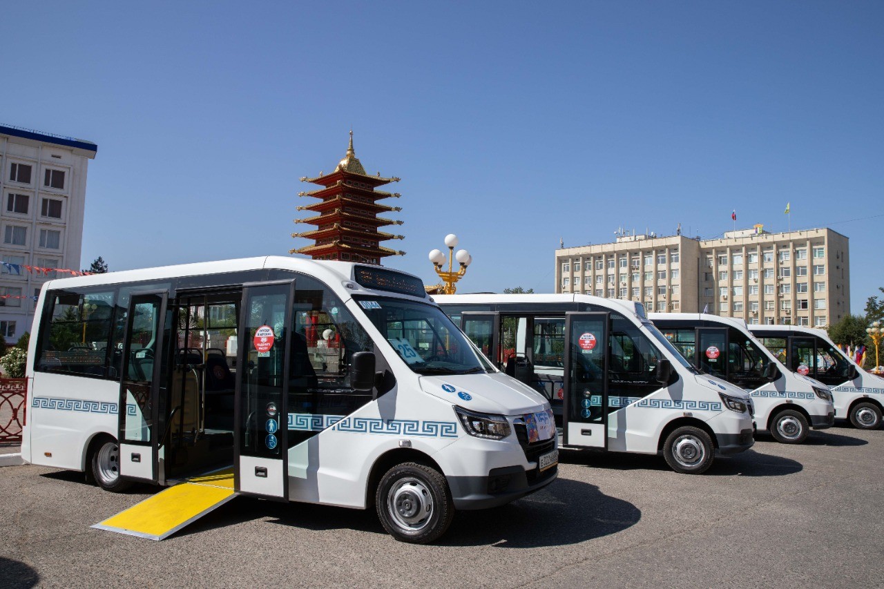 На городские маршруты Элисты вышли 10 новых пассажирских микроавтобусов