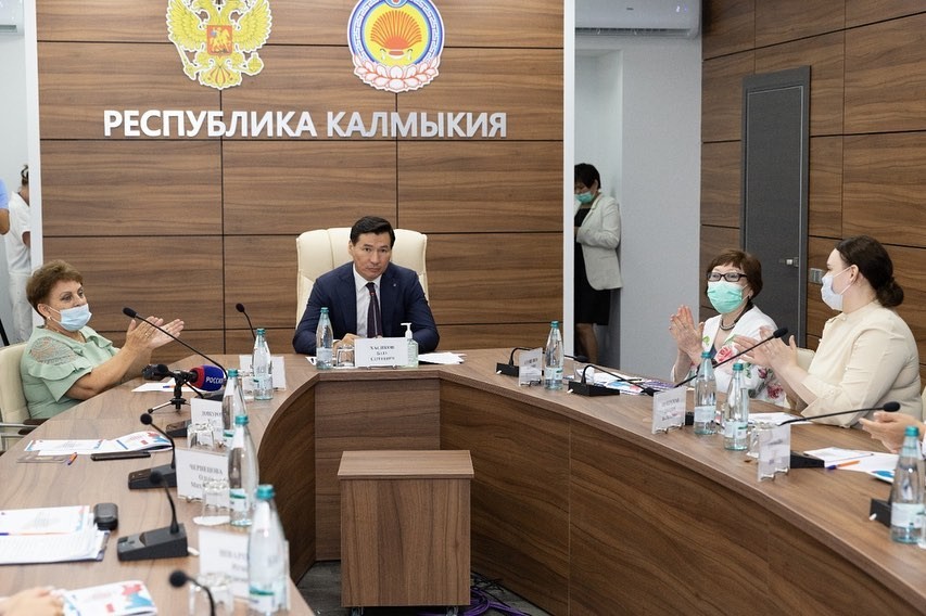 Глава Калмыкии Бату Хасиков ввел новые меры поддержки для педагогов республики
