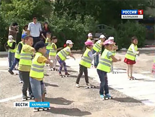 Сотрудники МВД научили детей переходить дорогу