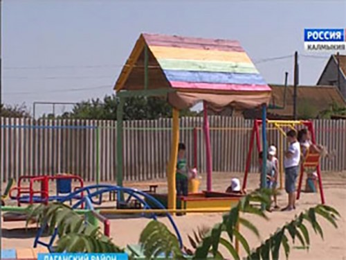 В городе Лагани строят новые детские площадки