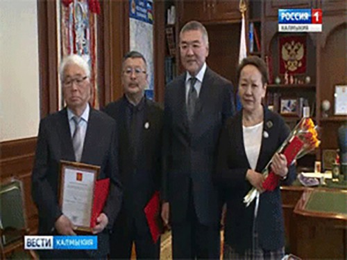 Глава Калмыкии Алексей Орлов вручил федеральные награды