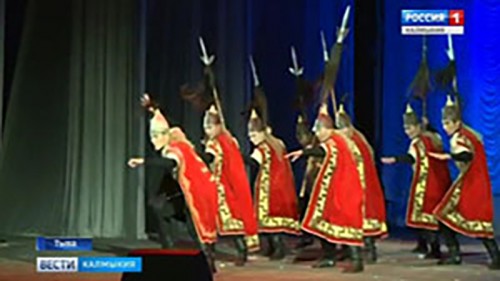 На сцене Национального Тувинского театра выступает Государственный театр танца Калмыкии «Ойраты»