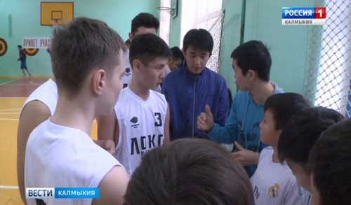 В Элисте продолжается городской турнир по баскетболу среди юношей и девушек