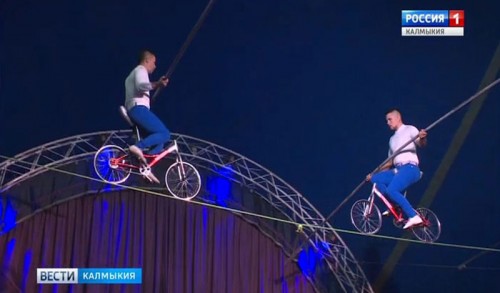 В Элисте выступают артисты международного цирка Демидовых