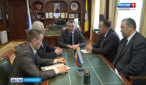 Глава Калмыкии провел встречу с руководителем регионального отделения ОНФ