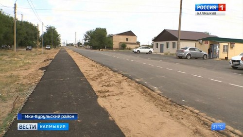 В районах Калмыкии продолжается ремонт дорог