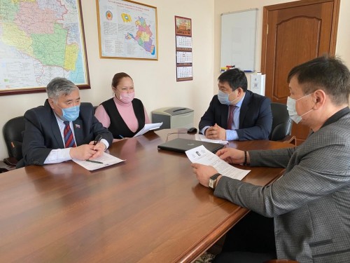 Руководитель Администрации Главы Республики Калмыкия Чингис Бериков провел встречу с представителями фракций Элистинского городского собрания
