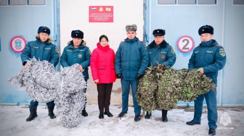 Огнеборцы Калмыкии изготовили маскировочные сети для военных в зоне СВО