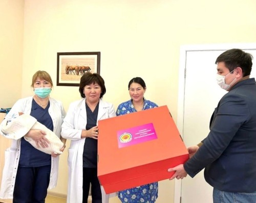 Более двух тысяч новорождённых получили подарки Главы Калмыкии в минувшем году - сообщили в пресс-службе регионального Минздрава