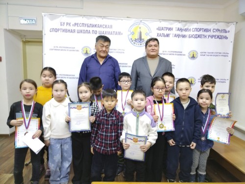 Алдар Аджиев и Эльзята Левгеева стали победителями в турнире по шахматам, посвященном Дню защитника Отечества