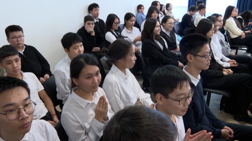 Настоятель Центрального хурула Геше Тендзин Чойдак записал видеообращение по просьбе школьников.
