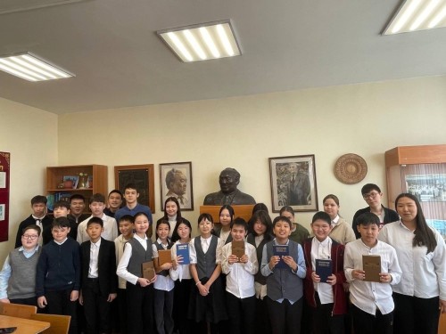 В образовательных учреждениях прошли мероприятия приуроченные ко дню калмыцкой поэзии