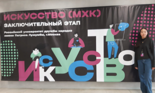 Учащаяся Элистинского лицея Алтана Галзанова принимает участие в заключительном этапе Всероссийской олимпиады школьников по искусству