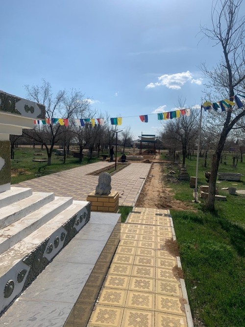 В поселке Привольный Яшкульского района благоустраивают парковую зону в рамках региональной программы «Инициативное бюджетирование»