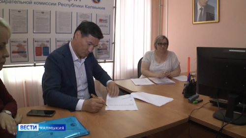 Сегодня Бату Хасиков сдал документы для регистрации кандидатом на должность главы республики Калмыкия в региональную избирательную комиссию