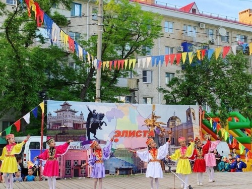 Сегодня в первом микрорайоне столицы состоится праздник из цикла «Элистинские вечера». Он посвящен году Семьи