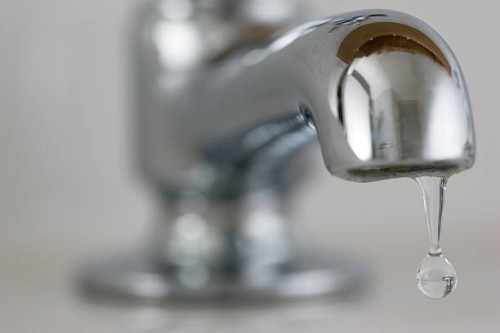 Сотрудники Водоканала устраняют утечку на водопроводной линии диаметром 50 мм по улице Хочинова дом 99