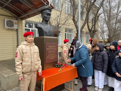 В Калмыкии открыли бюст Герою Российской Федерации