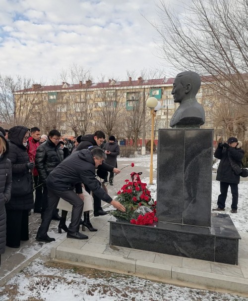 Сегодня в Калмыцком государственном университете проходят мероприятия, посвященные первому президенту столичного вуза Герману Борликову. В этом году ему исполнилось бы 80 лет.