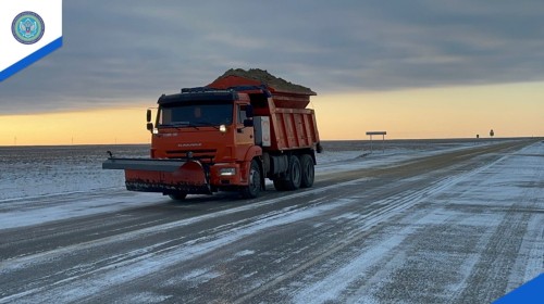 В Калмыкии дорожные рабочие прилагают все силы для эффективной борьбы с гололедом, который вот уже несколько дней появляется на дорогах.