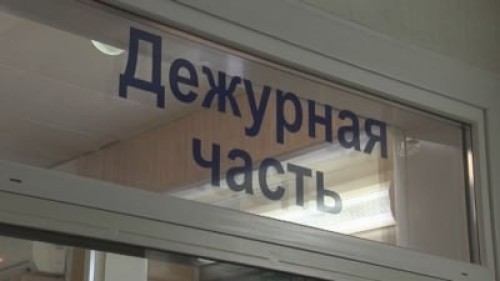 В Элисте сотрудники полиции задержали подозреваемого в совершении преступления, связанного с причинением тяжких телесных повреждений. Инцидент произошел ночью, когда в дежурную часть полиции поступило сообщение о том, что на улице 28 Армии неизвестные изб