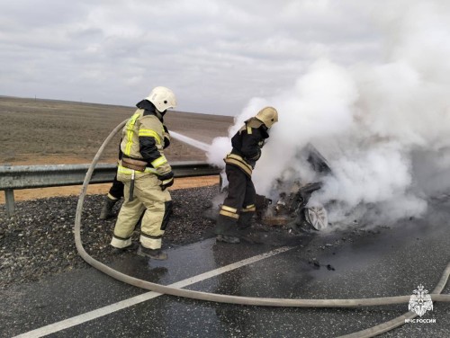 Сегодня сотрудники МЧС ликвидировали возгорание автомобиля в Лаганском районе