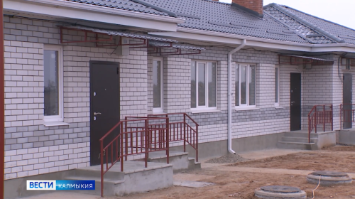 В Калмыкии в посëлке Яшкуль жильцы получили ключи от новых квартир.