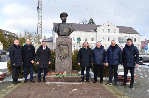 В Калмыкии приняли решение присвоить звание «Почётного гражданина Республики Калмыкия» художнику и скульптору Фёдору Морозу.
