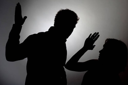 В Калмыкии в Целинном районе мужчина побил знакомую металлической трубой.
