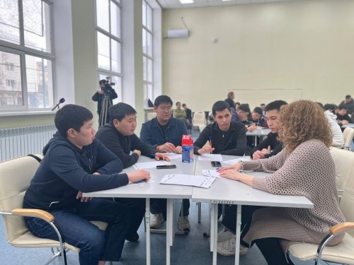 В Элисте стартовали общественные слушания, посвященные будущему стадиона «Уралан». Первую встречу провел заместитель главы администрации города Сергей Хасиков.