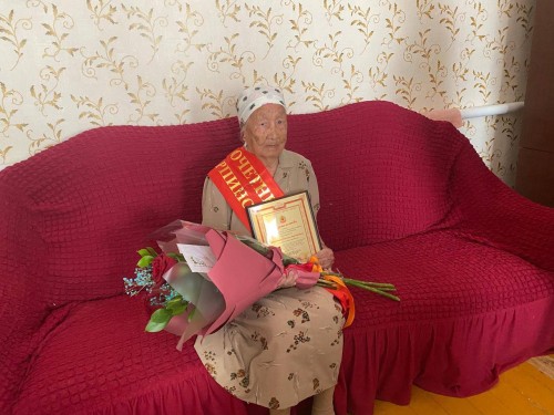 В Калмыкии 90-летней жительнице Аршань-Зельменя Наталье Мутуловой присвоено звание «Почетный житель Сарпинского района».