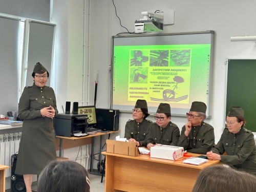 В Калмыкии серебряные волонтеры Добро.Центр "Молоды душой" посетили весенний дневной лагерь Элистинской средней школы № 2.