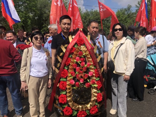 В Элисте проходит митинг, посвящённый 80-летию Победы