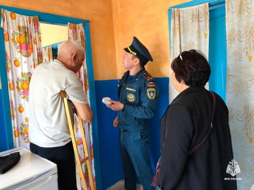 В Калмыкии сотрудники МЧС регулярно проводят профилактические рейды противопожарной безопасности.